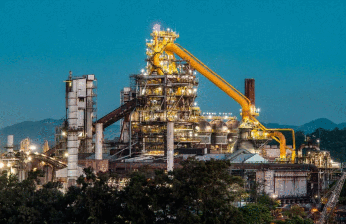 unnamed Com um investimento de R$ 2,7 bilhões, a reforma do Alto-Forno 3 da Usiminas trouxe avanços substanciais, incluindo a modernização de um conjunto de sensores que monitoram, em tempo real, a temperatura e o fluxo de gases