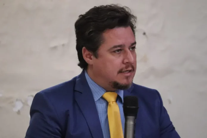 Carlin Sacolão Filho (Solidariedade) Entre as denúncias apresentadas, Carlin destacou que a mineradora teria utilizado caminhões-pipa para lançar milhares de litros de água sobre estações de monitoramento da qualidade do ar, com o objetivo de reduzir artificialmente os índices de poluição