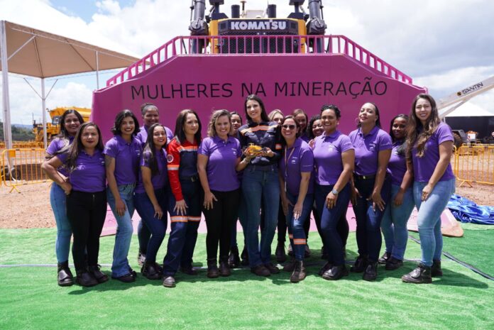 Em parceria com a Anglo American, Komatsu entrega trator montado por time 100% feminino No Brasil, a Anglo American conta com uma gerência de Desenvolvimento, Cultura, e Diversidade, Equidade e Inclusão