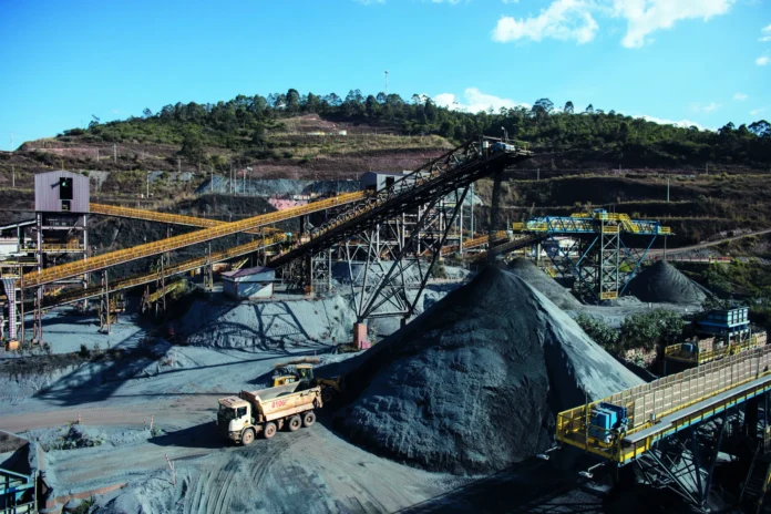 Mina do Andrade Fundada em 1935, a Mina do Andrade é uma peça-chave na cadeia produtiva da Usina de Monlevade, sendo responsável pelo fornecimento de até 3,5 milhões de toneladas por ano de minério de ferro de alta qualidade