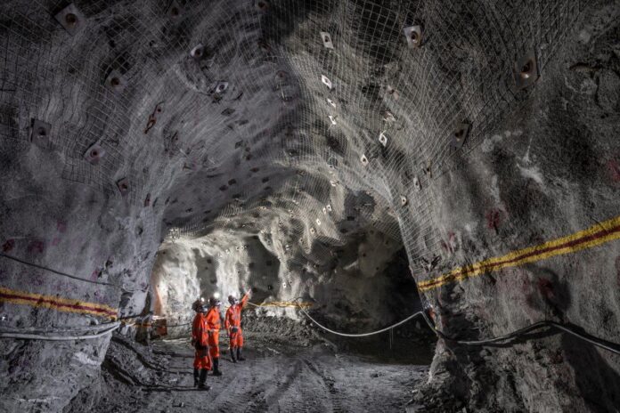 A AngloGold Ashanti implementou um scanner dinâmico para monitoramento geomecânico em suas operações, que gera imagens 3D para avaliar a estabilidade da rocha, sendo usado para analisar impactos de detonações e deformações em acessos antigos nas escavações subterrâneas