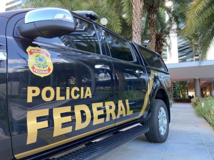 Polícia Federal realiza megaoperação contra fraudes ambientais em mineração em Minas Gerais, prende diretor da ANM e apreende R$ 1,5 bilhão em ativos. Investigações desarticulam esquema de corrupção e exploração ilegal de minério
