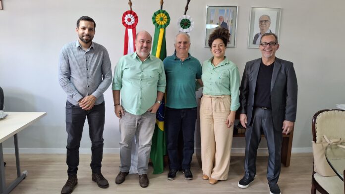 Reunião representantes Vale (1) Durante o encontro com o prefeito Dr. Laércio José Ribeiro (PT), representantes da mineradora Vale reforçaram o compromisso de parceria com o município e destacaram os investimentos sociais realizados em prol da população local