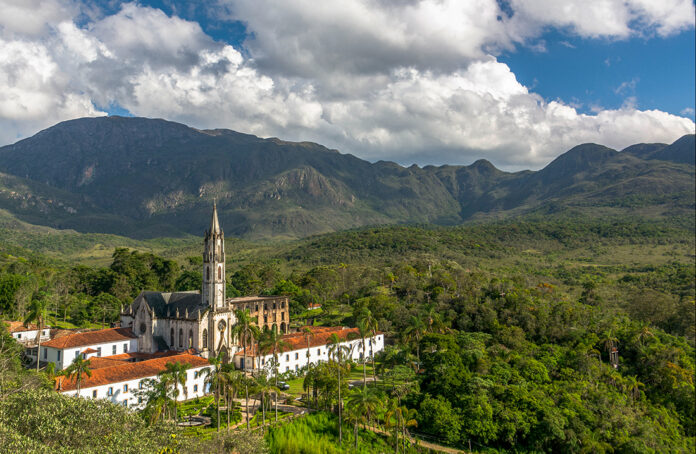 A Justiça de Minas Gerais acatou uma ação do Ministério Público e impediu atividades minerárias na Serra do Caraça, área de proteção ambiental em Catas Altas. A decisão visa preservar a fauna, flora e recursos hídricos da região, reconhecida como monumento natural