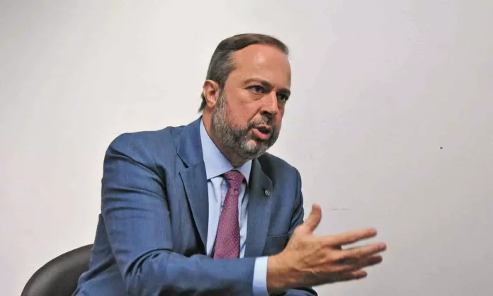 alexandre-silveira-ministro-de-minas-e-energia_1_28973 O governo federal planeja uma série de decretos para definir a política nacional sobre minerais críticos, após a retirada de um projeto de lei da pauta da Câmara. O objetivo é alcançar um consenso com o Congresso e avançar no setor mineral, com foco na transição energética e no desenvolvimento estratégico