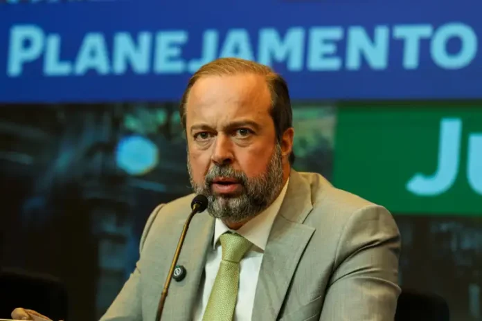 alexandre_silveira Durante um evento sobre mineração em Nova Lima, o ministro Alexandre Silveira ressaltou o respeito pelas instituições, mas defendeu que os envolvidos tenham direito ao contraditório e à ampla defesa