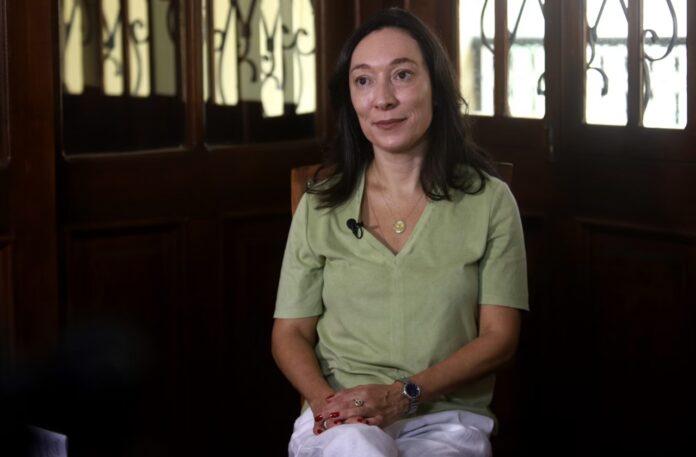 Ao ser questionado sobre a permanência de Marília Melo à frente da Semad, o governador Romeu Zema foi firme em sua defesa, lembrando que, desde 2020, a secretária tem enfrentado desafios significativos, incluindo “ameaças de morte”