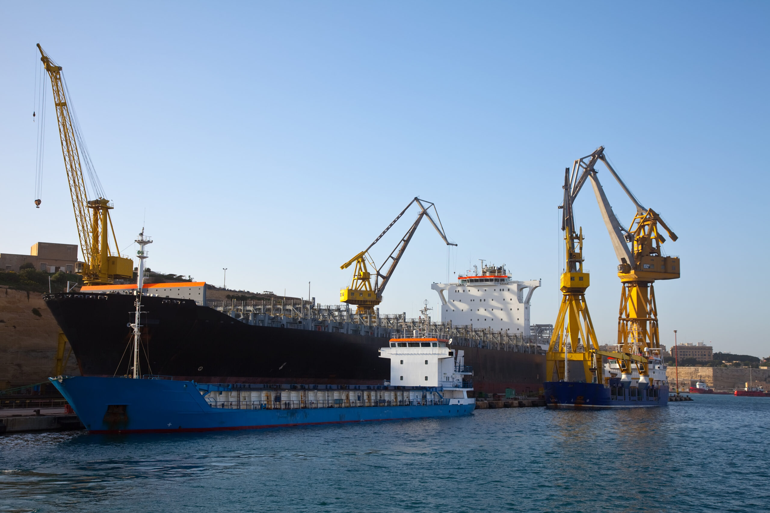 Vale investe US$ 1,49 bilhão em afretamento de navios para garantir transporte eficiente de minério de ferro. A mineradora fechou contratos de longo prazo para reforçar sua logística global