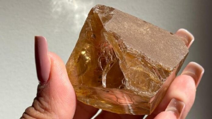 O diamante, com mais de 129 gramas, foi apresentada pela empresa Diadel Mineração e seria supostamente proveniente de Coromandel