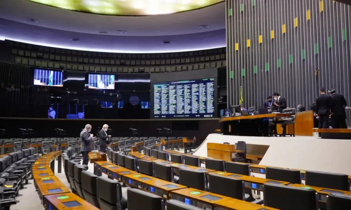 img20210419125017730 A Política Nacional dos Minerais Críticos enfrenta impasses no Congresso devido à resistência do Ministério da Fazenda aos incentivos fiscais. O governo busca alternativas, mas divergências internas atrasam a aprovação do projeto