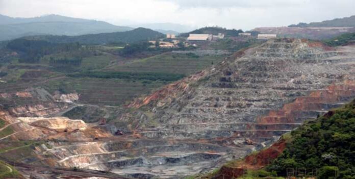 Diante da falta de informações claras por parte da Vale, moradores da Vila Amélia, em parceria com o Comitê Popular dos Atingidos pela Mineração, estão se mobilizando para exigir reparações adequadas pelos danos que podem ser causados pelas ampliação das cavas em Itabira
