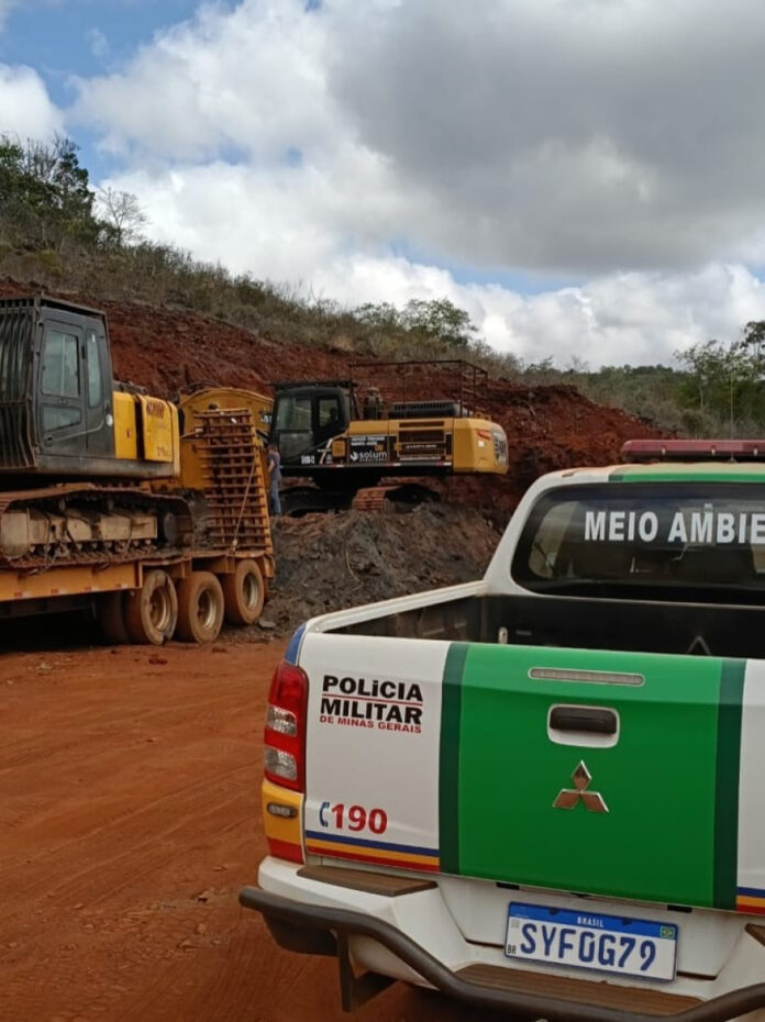 policia-militar-mineracao-ilegal A operação contra mineração ilegal foi desencadeada após informações que apontavam para a exploração mineral sem o devido licenciamento na região