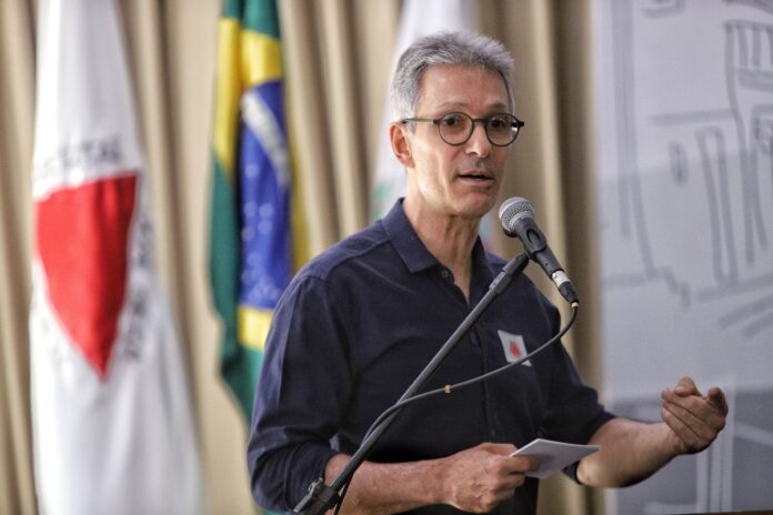 O governado de Minas Gerais, Romeu Zema expressou profundo desapontamento com a possibilidade de servidores públicos estarem utilizando suas funções para obter vantagens financeiras ilegais