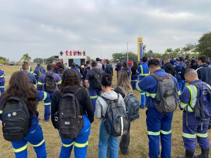 A direção da Gerdau, após reunião com o sindicato, concordou em diminuir as demissões no setor de Cilindros e ainda se comprometeu a continuar as negociações para reduzir ainda mais esse número