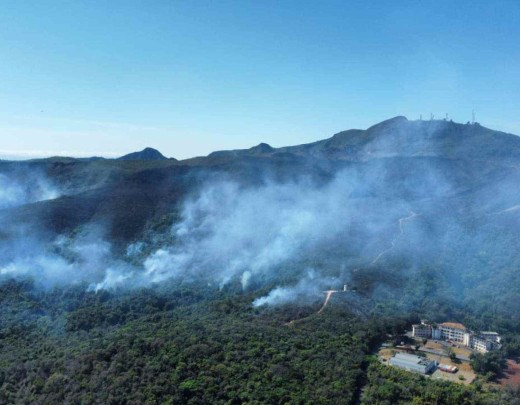 Incêndio na Serra do Curral em Belo Horizonte mobiliza bombeiros em operações terrestres e aéreas. Suspeitas de ação criminosa surgem enquanto equipes tentam controlar as chamas