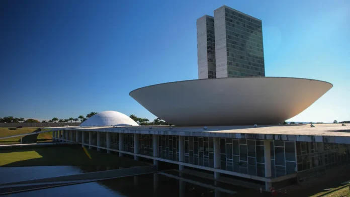 ABRE-CONGRESSO-NACIONAL-FACHADA-777.jpg A Câmara dos Deputados discute o Projeto de Lei 2780/2023, que visa criar a Política Nacional de Minerais Críticos e Estratégicos, com foco em incentivos fiscais, inovação e sustentabilidade