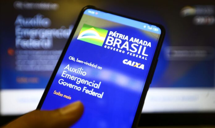 Cerca de 21 mil famílias em Minas Gerais foram notificadas para devolver R$ 56,6 milhões do Auxílio Emergencial. O MDS oferece opções de pagamento facilitado e isenção para grupos vulneráveis