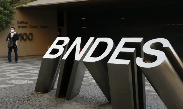 BNDES BNDES e China criam fundo de US$ 1 bilhão para investimentos no Brasil. A mineração, transição energética, bioeconomia e inteligência artificial estão entre os focos do novo fundo de investimento