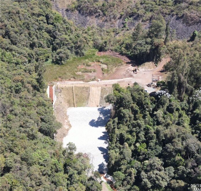 A Barragem 6 da Mina de Águas Claras, em Nova Lima, teve seu nível de emergência retirado após reforços estruturais e inspeções técnicas. O processo de descaracterização da barragem segue com monitoramento contínuo