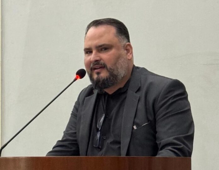 Bruno Santos Almeida O secretário de Planejamento de Ipatinga, Bruno Santos Almeida, faleceu na manhã desta quarta-feira (22) vítima de infarto fulminante. A Prefeitura emitiu nota de pesar e se solidarizou com a família