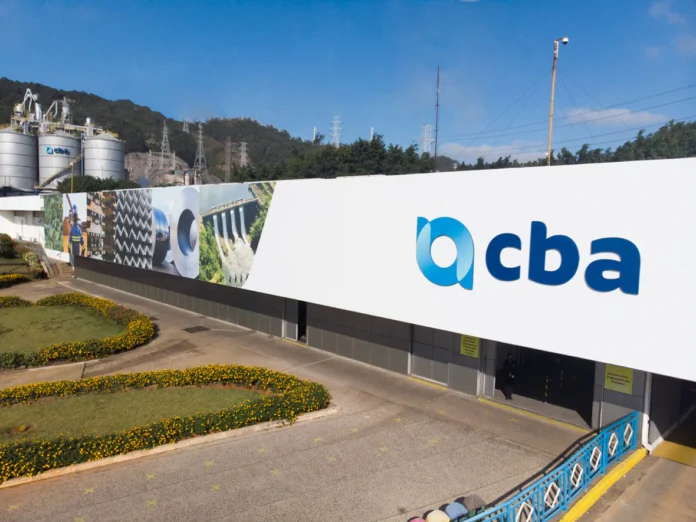 A Emirates Global Aluminium (EGA) está avaliando a possível aquisição da Companhia Brasileira de Alumínio (CBA), produtora de alumínio de baixo carbono no Brasil. A EGA, assessorada pelo Morgan Stanley, busca fortalecer seu portfólio com a operação estratégica da CBA