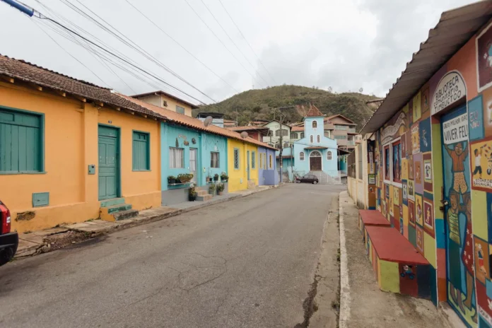 Casas+Coloridas+Bairro+Boa+Vista+Nova+Lima Moradores de Nova Lima estão preocupados com a possível rota de transporte de minério da Vale pelo bairro Boa Vista. A ação, que ainda está sendo estudada, pode causar impactos ambientais e danos à infraestrutura local