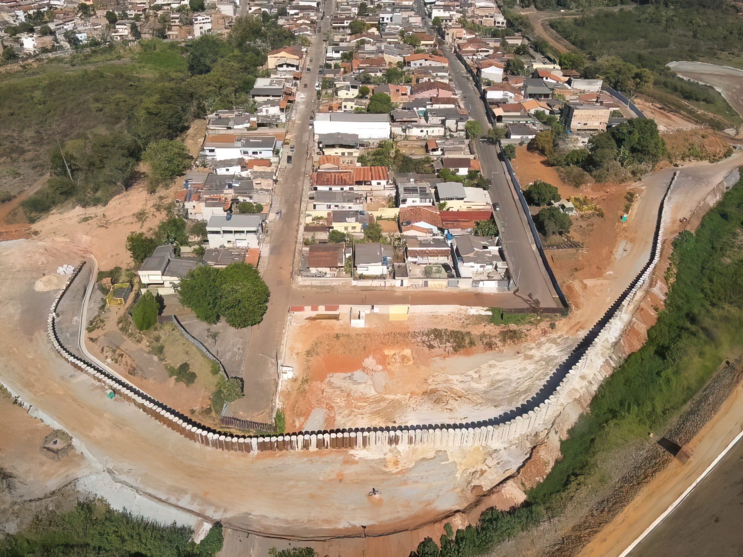 ECJ 2 em Itabira Vale conclui construção da ECJ 2 em Itabira e inicia reforço do Dique Minervino. Ações fazem parte do Programa de Descaracterização, com investimentos superiores a R$ 12 bilhões, visando maior segurança nas barragens e controle ambiental
