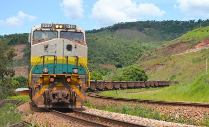 Itabira será incluída na rota do trem noturno da EFVM a partir de janeiro de 2026, graças à mobilização sindical, oferecendo aos moradores acesso mais fácil às praias capixabas durante a alta temporada
