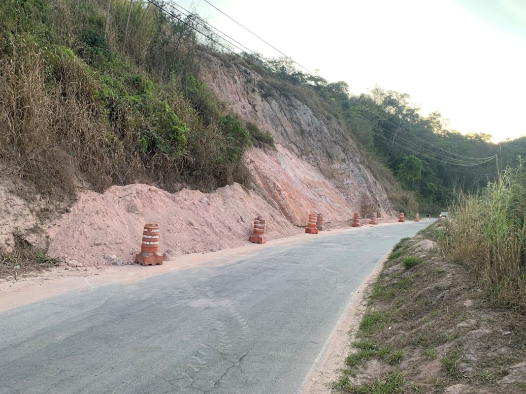Estrada do Jacuí em João Monlevade é reaberta após obras de recuperação, com reforço na segurança e atenção às sinalizações durante a fase final das intervenções.