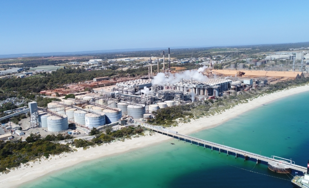 O fechamento da refinaria marca uma nova fase para a Alcoa, que busca se reposicionar no mercado global. A companhia já está tomando medidas para ajustar sua estratégia