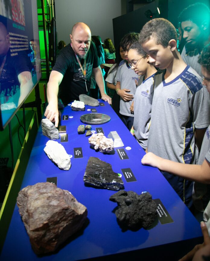 A EXPOSIBRAM 2025 traz o Mineramundo, um espaço interativo para estudantes, com atividades educativas sobre mineração. De 27 a 30 de outubro em Salvador, o evento promete atrair mais de 30 mil participantes e abordar temas como inovação e sustentabilidade no setor