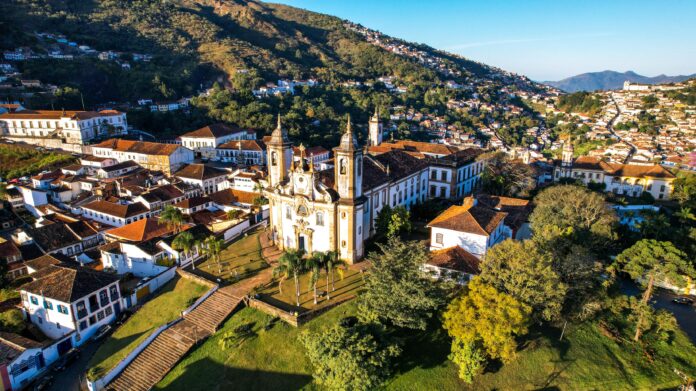 Minas Gerais, portanto, segue firmando sua posição como um destino de destaque para quem busca mais do que turismo convencional, oferecendo uma imersão profunda na história, cultura e sabores do Brasil