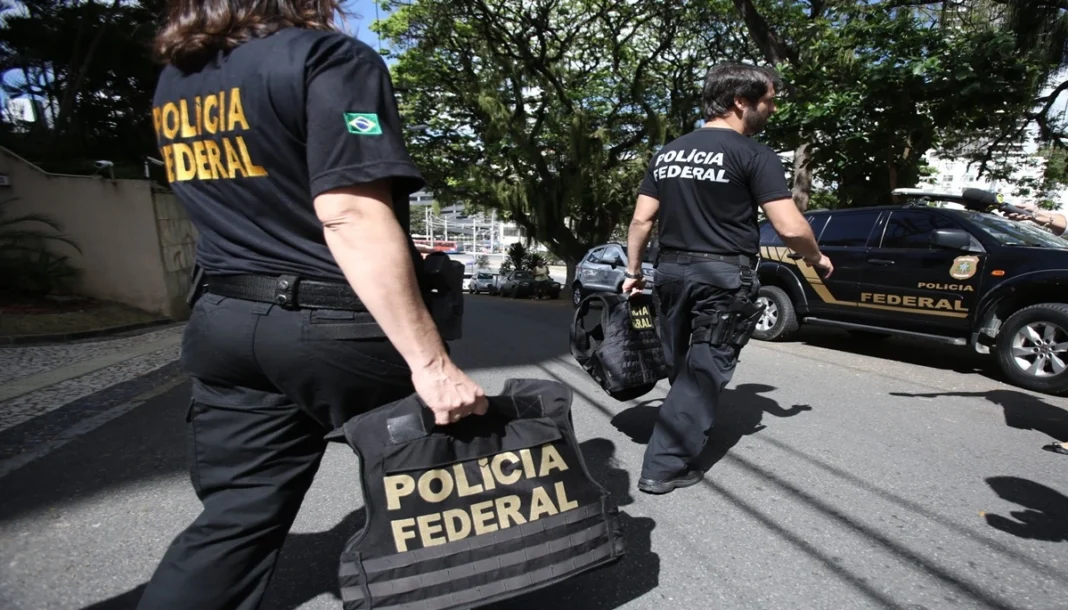 A Polícia Federal investiga uma organização criminosa em Minas Gerais que atuava no setor de mineração sem licenças legais, movimentando R$ 1,5 bilhão. A operação 