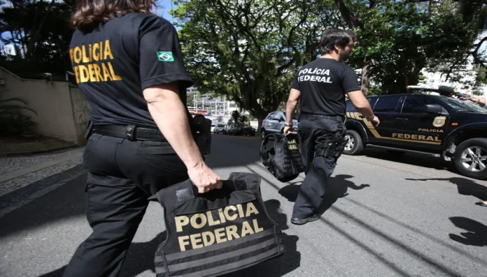 A Polícia Federal investiga uma organização criminosa em Minas Gerais que atuava no setor de mineração sem licenças legais, movimentando R$ 1,5 bilhão. A operação 