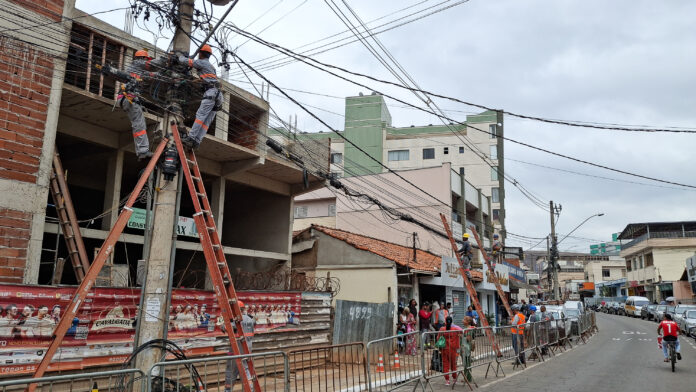 Mutirão de regularização de cabos em João Monlevade começa com apoio de Cemig e empresas de telecomunicações, visando segurança e melhoria na infraestrutura urbana