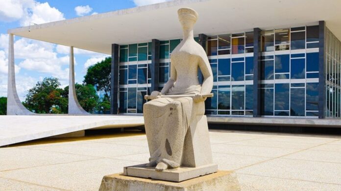 A Operação Rejeito revela um esquema de corrupção no setor mineral brasileiro, com fraudes em licenciamento ambiental e movimentações de R$ 18 bilhões. Investigação também apura envolvimento de parlamentares e empresas