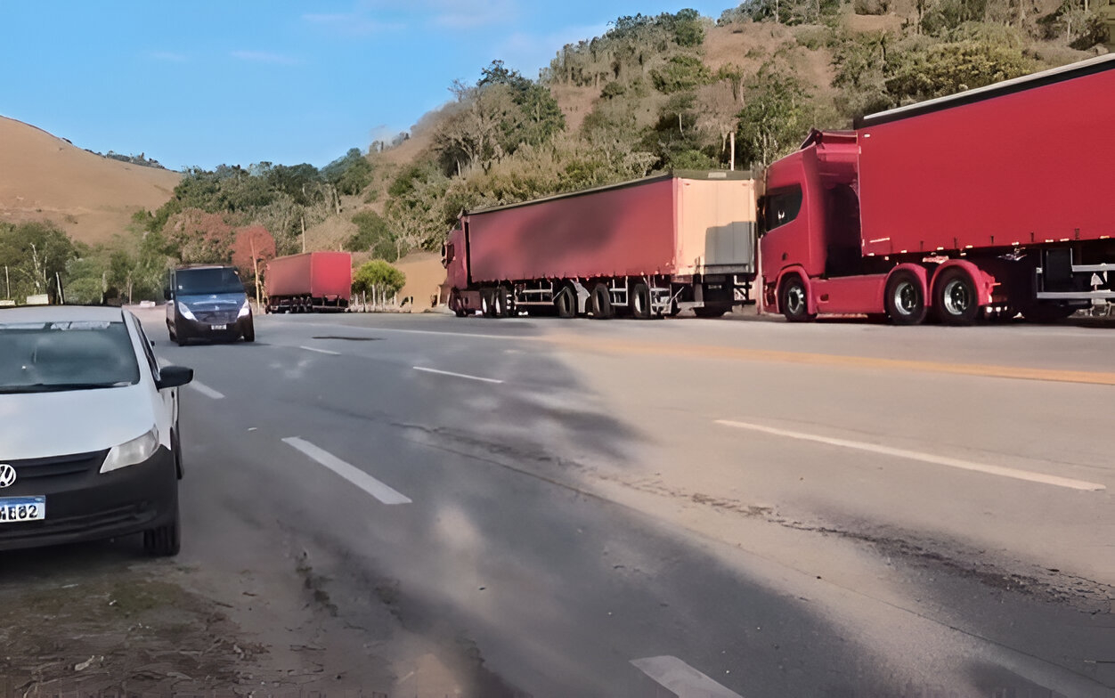 Sem título O aumento do tráfego de carretas na MGC-120, em Minas Gerais, preocupa autoridades devido à segurança, já que a rodovia não comporta o intenso fluxo de veículos pesados