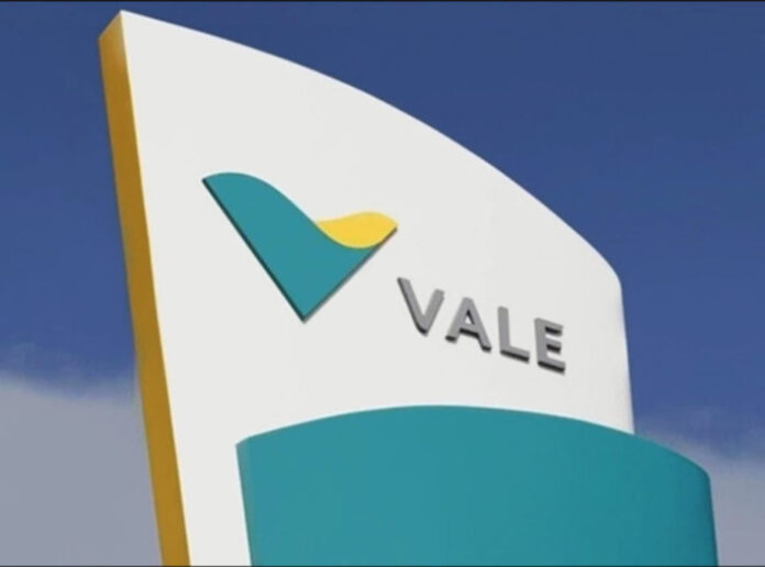 Vale (VALE3) anuncia recompra de títulos perpétuos por R$ 16 bilhões, com prêmio de 52.400%, para reduzir seus custos de dívida. A operação impacta os custos financeiros da mineradora