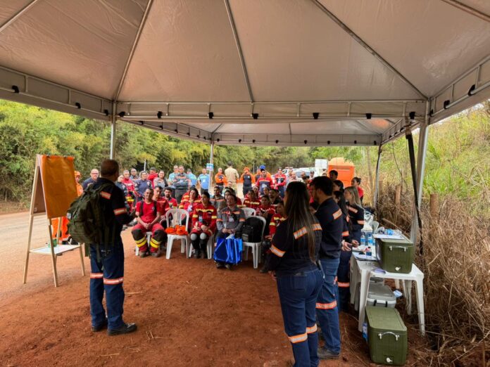 Anglo American realizou um simulado de emergência em Minas Gerais para testar protocolos de segurança em acidentes de trânsito. Com a participação de 60 profissionais, o exercício teve foco em salvamento, primeiros socorros e controle de tráfego