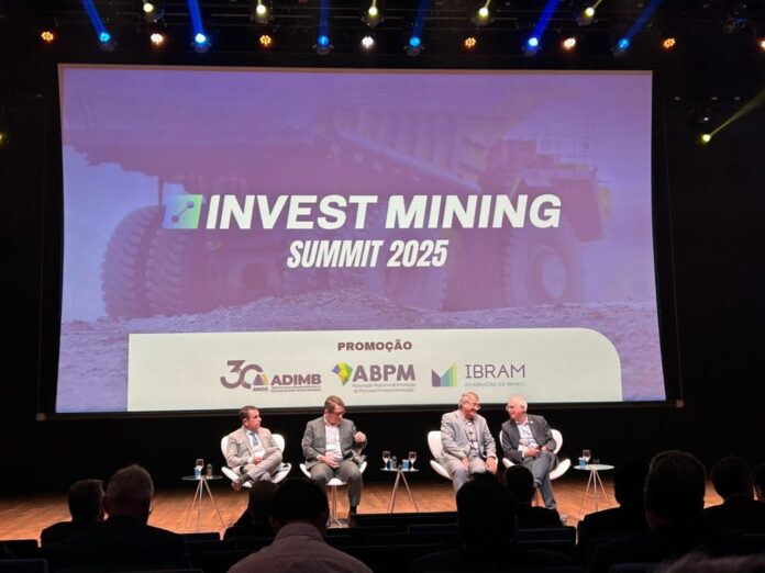 No Invest Mining Summit 2025, o IBRAM discute o fortalecimento do mercado de capitais para o setor mineral brasileiro, com foco em empresas júnior e pesquisa mineral.