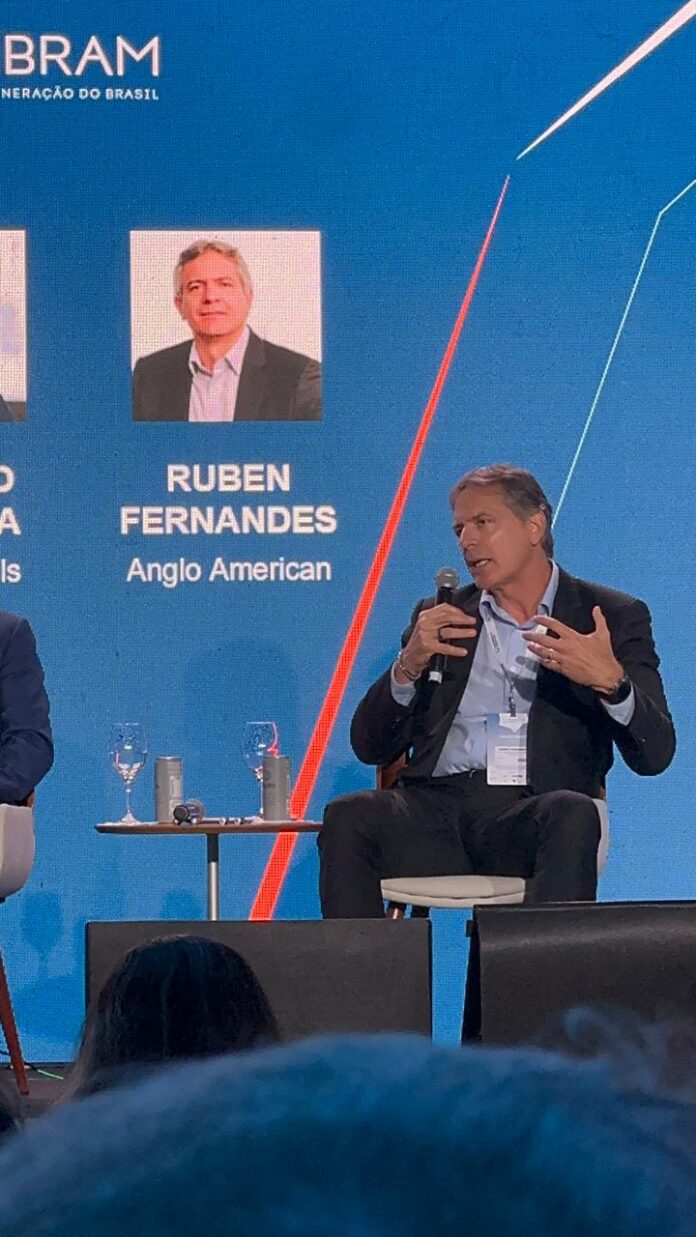A fusão entre Anglo American e Teck, anunciada durante a Exposibram 2025, cria uma gigante de 100 bilhões de dólares, com foco em minerais essenciais para a transição energética e responsabilidade ambiental