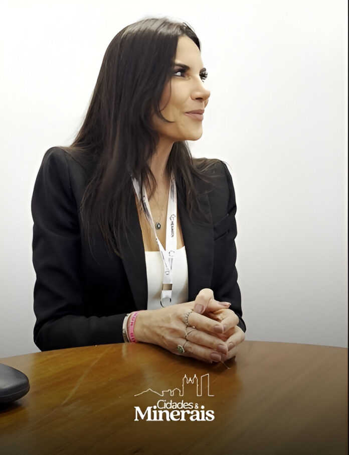 Ana Sanches, CEO da Anglo American, compartilha sua trajetória e fala sobre os desafios, inovações e o futuro da mineração no Brasil durante a Exposibram 2025. Além disso, recebeu presentes especiais da Cidades & Minerais
