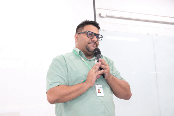 A pesquisa de intenção de voto realizada em Itabira, com 300 entrevistados, mostra André Viana na liderança com 20%, seguido por Nikolas Ferreira com 17%. O cenário eleitoral de 2026 ainda está indefinido, com 18% de votos brancos ou nulos