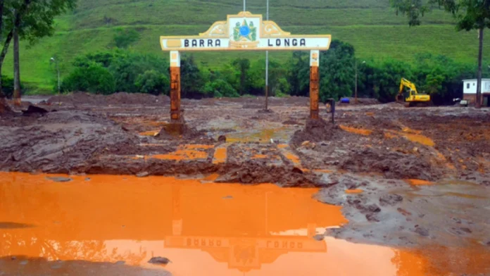 Comerciantes de Barra Longa denunciam falta de pagamento e ausência de contratações locais em ações de reparação da Samarco. Confira os detalhes da audiência pública e as reações de vereadores e ex-prefeitos sobre os impactos da tragédia de Mariana na cidade.