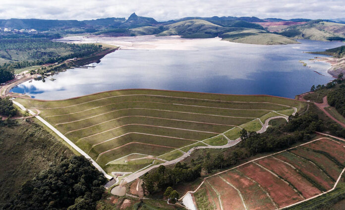 MPF entra com ação judicial para a descaracterização de barragem em MG, acusando as empresas Extrativa Metalurgia e Nexa, além da ANM e Feam, por falhas na fiscalização e segurança, visando evitar novos desastres ambientais e garantir a proteção das comunidades