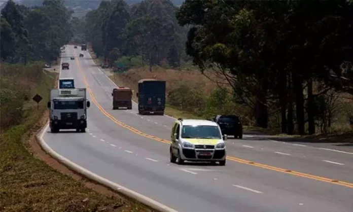 A ANTT estuda implementar pedágio para mineradoras na BR-040, entre Belo Horizonte e Juiz de Fora, visando reduzir tarifas para motoristas de veículos leves. A medida busca regularizar o uso da rodovia e aumentar investimentos na infraestrutura