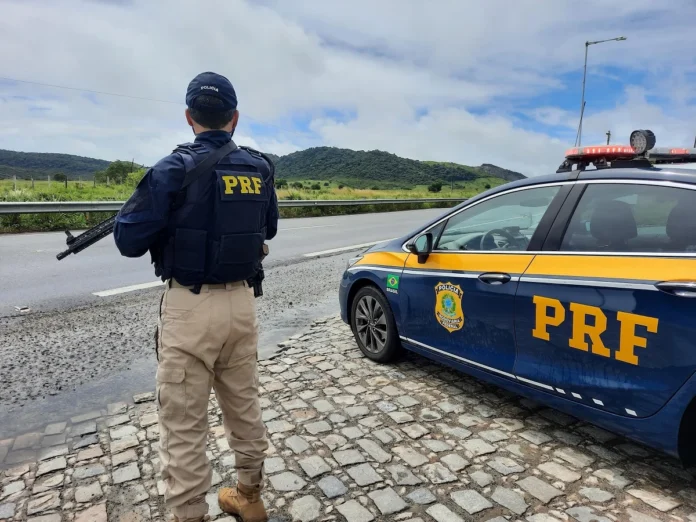 PRF prende dois motoristas por adulteração de placas de veículos na BR-381, em Caeté. Aumento da fiscalização tem sido eficaz no combate a fraudes