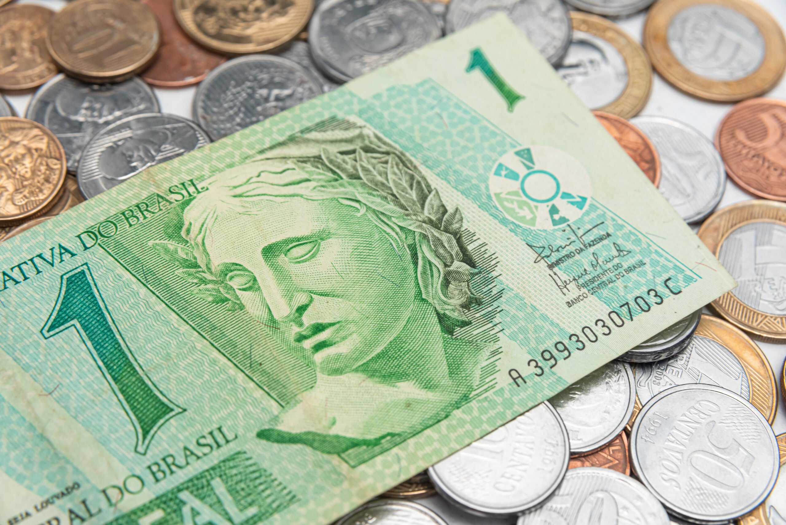 Mais de 84% dos trabalhadores brasileiros recebem até R$ 5.000 mensais e seriam beneficiados pela proposta de isenção do Imposto de Renda. A medida impactaria principalmente o Nordeste e pequenos empresários, promovendo uma redução significativa na carga tributária de milhões de pessoas