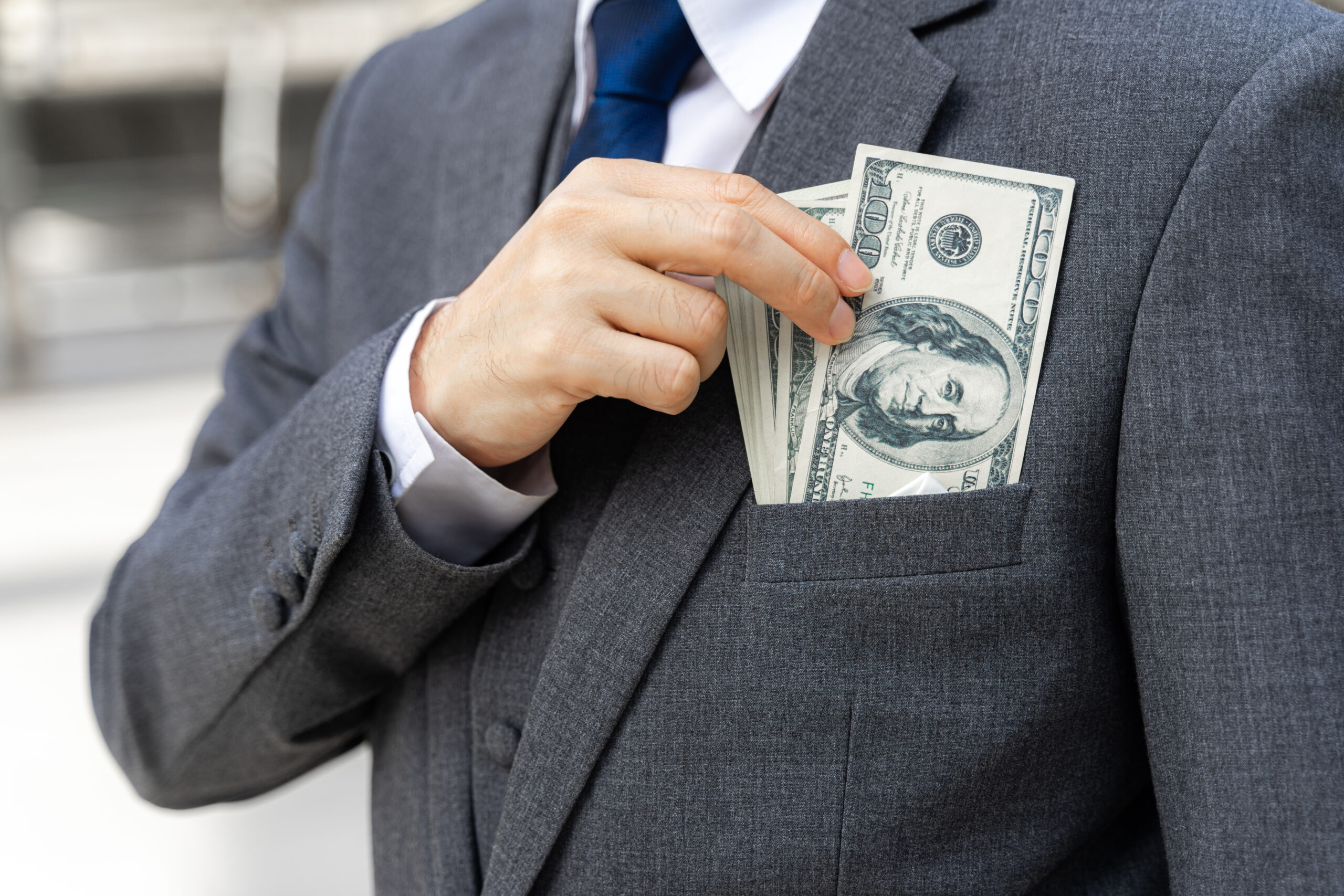 feche-o-homem-de-negocios-segurando-notas-de-dolar-americano-em-dinheiro Esse dados podem trazer à tona um número crescente de irregularidades envolvendo a mineração no estado, destacando a necessidade urgente de uma revisão completa nas práticas fiscais e ambientais que regem as atividades das mineradoras em Minas