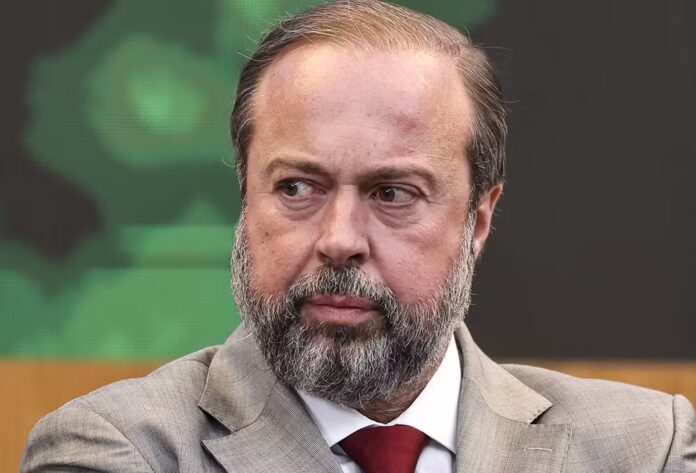 Ministro Alexandre Silveira defende a mineração planejada e legal no Brasil e anuncia a criação do Conselho Nacional de Política Mineral, com foco no desenvolvimento sustentável e na segurança alimentar.